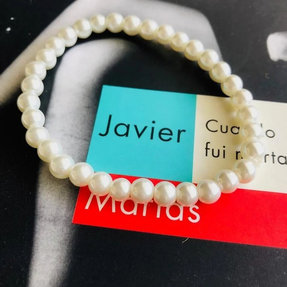 8mm Beige Faux pearl beaded bracelet - Picture 1 of 1